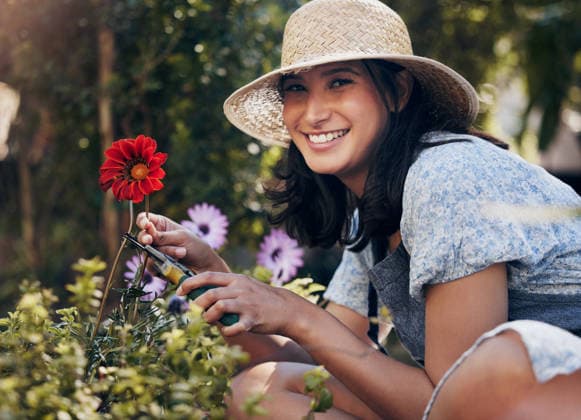 Flowers, cut or portrait of girl florist gardening natural red plant for growth, development or nursery. Gardener, scissor or happy woman farming for nature, horticulture and floral sustainability. (License=RF) ,model released, Symbolfoto  Copyright: xZoonar.com YurixArcursxpeopleimages.comx 21873151 ,model released, Symbolfoto ,property released