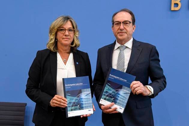 ABB BPK-CYBERCRIME- Bundesminister des Innern Alexander Dobrindt Martina Link, Vizepraesidentin des Bundeskriminalamtes (BKA) BPK-Vorstellung des BKA Bundeslagebildes Cybercrime 2025 auf der BPK Berlin Bundespressekonferenz am 12.05.2026 Berlin Deutschland *** ABB BPK CYBERCRIME Federal Minister of the Interior Alexander Dobrindt Martina Link, Vice-President of the Federal Criminal Police Office BKA BPK Presentation of the BKA Federal Situation Report Cybercrime 2025 at the BPK Berlin Federal Press Conference on 12 05 2026 Berlin Germany