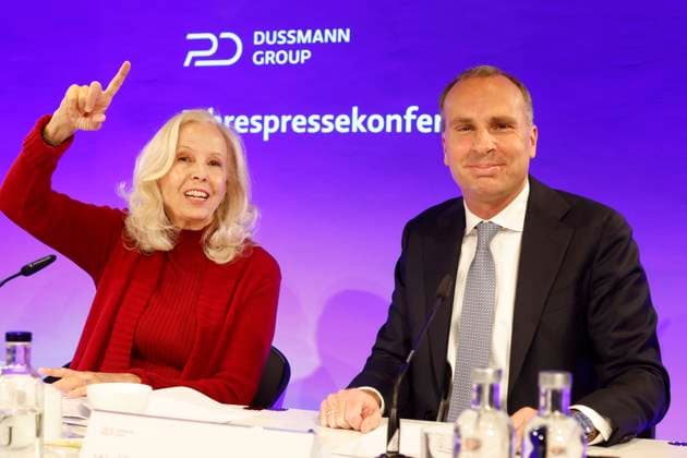 12.05.2026, Catherine von Fuerstenberg-Dussmann, Vorsitzende des Stiftungsrat, und Wolf-Dieter Adlhoch, Vorstandsvorsitzender, auf der Jahrespressekonferenz der Dussmann Group in Berlin, Berlin Deutschland, Germany *** 12 05 2026, Catherine von Fuerstenberg Dussmann, Chairwoman of the Board of Trustees, and Wolf Dieter Adlhoch, Chairman of the Executive Board, at the annual press conference of the Dussmann Group in Berlin, Berlin Germany, Germany