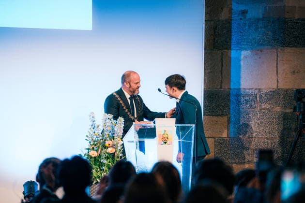 Germany, Aachen Presentation of the Charlemagne Youth Prize in the Coronation Hall in the City Hall, supporting program Charlemagne Prize 2026 Award to Mario Draghi, Michael Ziemons CDU , Lord Mayor of the City of Aachen, awards the prize to 3rd place from Spain, the European Guanxi project Copyright: xThiemoxRudolphx
