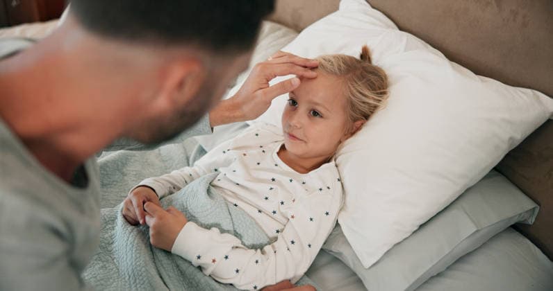 Home, dad and sick girl in bed, cold flu and comfort with support, care and disease. Family, father and daughter in bedroom, pain and parent monitoring illness, fever and compassion with symptoms. (License=RF) ,model released, Symbolfoto  Copyright: xZoonar.com KasperxRavlox 21957020 ,model released, Symbolfoto ,property released
