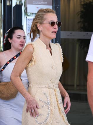 IPA84594807 - Cannes, 79th Cannes Film Festival 2026, arrivi e uscite vip Nella foto: Gillian Anderson esce dal Marriott Hotel  Copyright: xManuelexMangiarottix xPoolxPhotoxEventsx07x 84594807