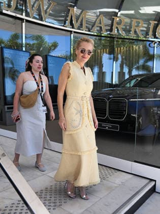 IPA84594804 - Cannes, 79th Cannes Film Festival 2026, arrivi e uscite vip Nella foto: Gillian Anderson esce dal Marriott Hotel  Copyright: xManuelexMangiarottix xPoolxPhotoxEventsx07x 84594804