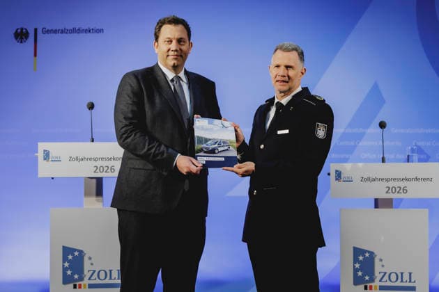 (L-R) Lars Klingbeil, Bundesminister der Finanzen, und Armin Rolfink, Praesident der Generalzolldirektion, aufgenommen im Rahmen der Zolljahrespressekonferenz 2026 im DHL Hub in Schkeuditz, 12.05.2026. Fotografiert im Auftrag des Bundesministeriums der Finanzen. Schkeuditz Deutschland *** L R Lars Klingbeil, Federal Minister of Finance, and Armin Rolfink, President of the Directorate General of Customs, photographed at the 2026 Customs Annual Press Conference at the DHL Hub in Schkeuditz, 12 05 2026 Photographed on behalf of the Federal Ministry of Finance Schkeuditz Germany Copyright: xFlorianxGaertner BMFx