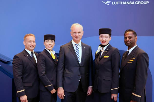 Johannes Teyssen und Flugbegleiter bei der Hauptversammlung der Deutschen Lufthansa AG in der Messe Frankfurt, Halle 5.1 & Congress Center. Frankfurt, 12.05.2026 *** Johannes Teyssen and flight attendants at the Annual General Meeting of Deutsche Lufthansa AG at Messe Frankfurt, Hall 5 1 Congress Center Frankfurt, 12 05 2026 Foto:xR.xSchmiegeltx xFuturexImagex lufthansa_6599