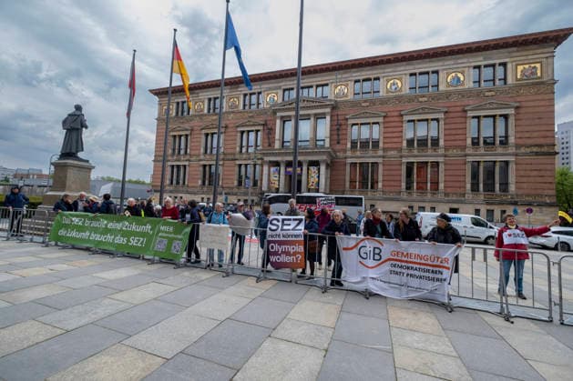 GiB Protest gegen SEZ Abriss Deutschland, Berlin, 11.05.2026, Demo und Unterschriften_Übergabe gegen Abriss des SEZ, anl. Ausschuss für Stadtentwicklung, Abgeordnetenhaus von Berlin, Â *** GiB Protest against SEZ demolition Germany, Berlin, 11 05 2026, Demo and signature handover against demolition of the SEZ, to the Committee for Urban Development, Berlin House of Representatives, Â