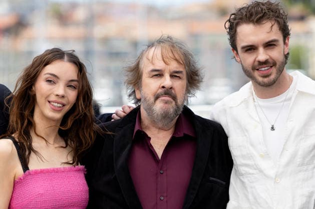 Katie Jackson and Billy Jackson surround their father, Peter Jackson P Jackson during the photocall of the Palme dOr dhonneur during the 79th Cannes Film Festival May 12 23, 2026 at the Palais des Festivals in Cannes, May 12, 2026 Jacovides Moreau Bestimage P Jackson during the photocall of the Palme dOr dhonneur during the 79th Cannes Film Festival May 12 23, 2026 at the Palais des Festivals in Cannes, May 12, 2026 Cannes France  Copyright: xJACOVIDES-MOREAUx xBESTIMAGExJACOVIDES-MOREAUx xBESTIMAGEx