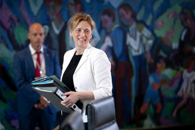 Karin Prien - Kabinett DEU, Deutschland, Germany, Berlin, 06.05.2026 Karin Prien , Bundesministerin fuer Bildung, Familie, Senioren, Frauen und Jugend CDU vor der Kabinettssitzung im Berliner Kanzleramt Bundeskanzleramt in Berlin Deutschland en: Karin Prien , Federal Minister for Education, Family, Senior Citizens, Women and Youth CDU during the cabinet meeting in the Berlin Chancellery, Federal Chancellery in Berlin Germany . *** Karin Prien Kabinett DEU, Deutschland, Germany, Berlin, 06 05 2026 Karin Prien , Federal Minister for Education, Family, Senior Citizens, Women and Youth CDU before the cabinet meeting in the Berlin Chancellery Federal Chancellery in Berlin Germany en Karin Prien , Federal Minister for Education, Family, Senior