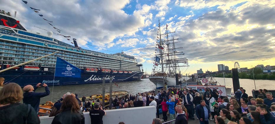 Auslaufen des Kreuzfahrtschiffs MeinSchiff 7 der Reederei TUI Cruises während des Hamburger Hafengeburtstags 2026;Auslaufen des Kreuzfahrtschiffs MeinSchiff 7 der Reederei TUI Cruises während des Hamburger Hafengeburtstags 2026, Hamburg Hamburg Deutschland Landungsbrücken *** Departure of the cruise ship MeinSchiff 7 of the shipping company TUI Cruises during the Hamburg Hafengeburtstag 2026 Departure of the cruise ship MeinSchiff 7 of the shipping company TUI Cruises during the Hamburg Hafengeburtstag 2026, Hamburg Hamburg Germany Landungsbrücken
