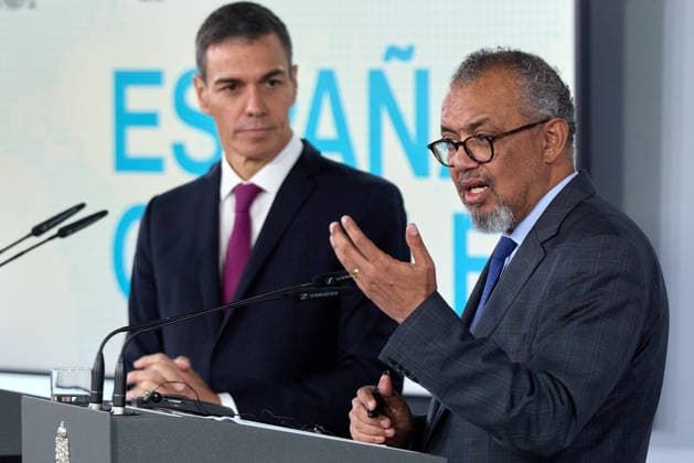 (260512) -- MADRID, May 12, 2026 -- World Health Organization (WHO) Director-General Tedros Adhanom Ghebreyesus (R) and Spanish Prime Minister Pedro Sanchez attend a joint press conference in Madrid, Spain, May 12, 2026. Tedros on Tuesday said additional hantavirus cases could still emerge in the coming weeks following the evacuation of passengers from the outbreak-hit cruise ship MV Hondius, while stressing that the global public health risk remains low. ) SPAIN-MADRID-WHO-HANTAVIRUS-JOINT PRESS CONFERENCE MengxDingbo 