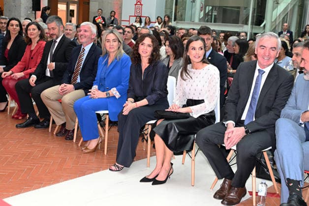 Queen Letizia presents the awards to the winning authors in the 48th edition of the SM Childrens Literature Awards The President of the Community of Madrid, Isabel Díaz Ayuso, and Queen Letizia during the presentation of the awards to the winning authors in the 48th edition of the SM Childrens Literature Awards El Barco de Vapor and Gran Angular 2026, at the Real Casa de Correos, on May 12, 2026, in Madrid Spain The winners Josan Hatero and Alba Quintas Garciandia will receive an award of 35,000 euros each, the largest in the Spanish-speaking world in their categories QUEEN QUEEN KING LITERATURE José Madrid Madrid Madrid Spain  Copyright: xJosÃ xOlivax 7518181