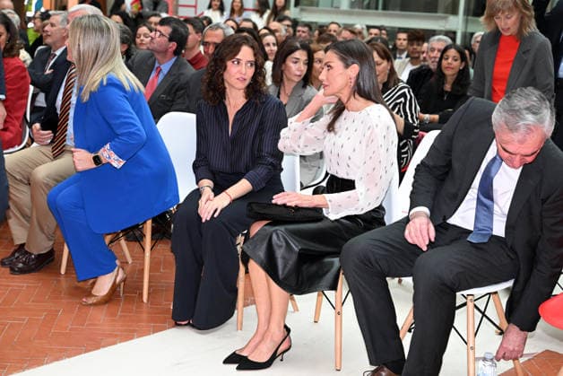 Queen Letizia presents the awards to the winning authors in the 48th edition of the SM Childrens Literature Awards The President of the Community of Madrid, Isabel Díaz Ayuso, and Queen Letizia during the presentation of the awards to the winning authors in the 48th edition of the SM Childrens Literature Awards El Barco de Vapor and Gran Angular 2026, at the Real Casa de Correos, on May 12, 2026, in Madrid Spain The winners Josan Hatero and Alba Quintas Garciandia will receive an award of 35,000 euros each, the largest in the Spanish-speaking world in their categories QUEEN QUEEN KING LITERATURE José Madrid Madrid Madrid Spain  Copyright: xJosÃ xOlivax 7518177
