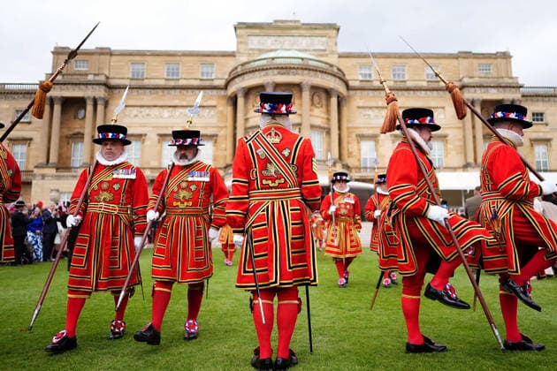 Royal Garden Party at Buckingham Palace Yeomen of the Guard during a Royal Garden Party at Buckingham Palace, London, to celebrate frontline workers from across the United Kingdom and recognise the dedication and contribution of those who serve their communities through volunteering, supporting charitable causes and working for emergency services. Picture date: Tuesday May 12, 2026., Credit:Aaron Chown PA ROTA - B68 Avalon UK, London  Copyright: xAaronxChownx xPAxROTAx-xB68x xAvalonx 1098334766