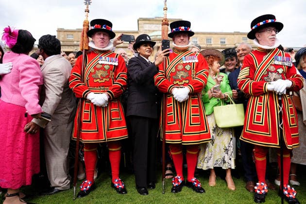 Royal Garden Party at Buckingham Palace Yeomen of the Guard and guests during a Royal Garden Party at Buckingham Palace, London, to celebrate frontline workers from across the United Kingdom and recognise the dedication and contribution of those who serve their communities through volunteering, supporting charitable causes and working for emergency services. Picture date: Tuesday May 12, 2026., Credit:Aaron Chown PA ROTA - B68 Avalon UK, London  Copyright: xAaronxChownx xPAxROTAx-xB68x xAvalonx 1098334885