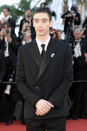 Théodore Pellerin Montée des marches du film La vénus électrique pour la cérémonie douverture du 79ème Festival International du Film de Cannes, le 12 mai 2026 Olivier Borde Bestimage Red carpet for The electric kiss during the 79th Cannes International Film Festival Opening ceremony on May 12, 2026 Cannes France  Copyright: xOLIVIERxBORDEx xBESTIMAGExOLIVIERxBORDEx xBESTIMAGEx