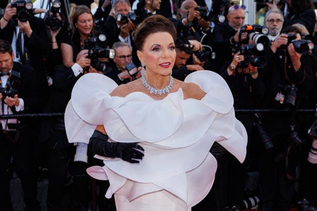 Joan Collins Montée des marches du film La vénus électrique pour la cérémonie douverture du 79ème Festival International du Film de Cannes, le 12 mai 2026 Jacovides Moreau Bestimage Red carpet for The electric kiss during the 79th Cannes International Film Festival Opening ceremony on May 12, 2026 Cannes France  Copyright: xJACOVIDES-MOREAUx xBESTIMAGExJACOVIDES-MOREAUx xBESTIMAGEx