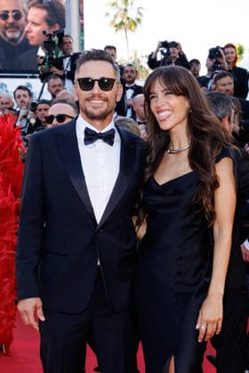 James Franco et sa compagne Izabel Pakzad Montée des marches du film La vénus électrique pour la cérémonie douverture du 79ème Festival International du Film de Cannes, le 12 mai 2026 Jacovides Moreau Bestimage Red carpet for The electric kiss during the 79th Cannes International Film Festival Opening ceremony on May 12, 2026 Cannes France  Copyright: xJACOVIDES-MOREAUx xBESTIMAGExJACOVIDES-MOREAUx xBESTIMAGEx