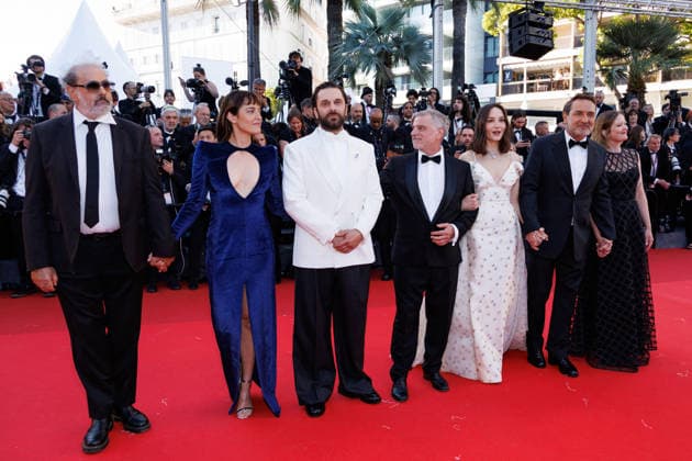 Gustave de Kervern, Vimala Pons, Pio Marmaï, Pierre Salvadori, Anaïs Demoustier, Gilles Lellouche, Madeleine Baudot Montée des marches du film La vénus électrique pour la cérémonie douverture du 79ème Festival International du Film de Cannes, le 12 mai 2026 Jacovides Moreau Bestimage Red carpet for The electric kiss during the 79th Cannes International Film Festival Opening ceremony on May 12, 2026 Cannes France  Copyright: xJACOVIDES-MOREAUx xBESTIMAGExJACOVIDES-MOREAUx xBESTIMAGEx