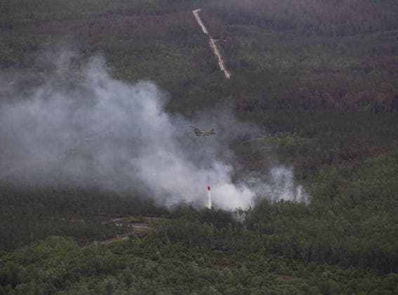 May 12, 2026, Pineland, Ga, United States of America: A U.S. Army CH-47 Chinook helicopter crew with the Georgia Army National Guard, dumps water with a Bambi Bucket during the wildfire suppression efforts, April 25, 2026 in Pineland, Georgia. The Pineland Road Wildfire has burned at least 32,000 acres and destroyed over 100 homes across southern Georgia. Pineland United States of America - ZUMAp138 20260512_zaa_p138_045 Copyright: xSgt.xJordanxMcneal UsxArmyx
