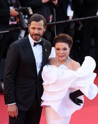 Laurent Lafitte et Joan Collins Montée des marches du film La vénus électrique pour la cérémonie douverture du 79ème Festival International du Film de Cannes, le 12 mai 2026 Jacovides Moreau Bestimage Red carpet for The electric kiss during the 79th Cannes International Film Festival Opening ceremony on May 12, 2026 Cannes France  Copyright: xJACOVIDES-MOREAUx xBESTIMAGExJACOVIDES-MOREAUx xBESTIMAGEx