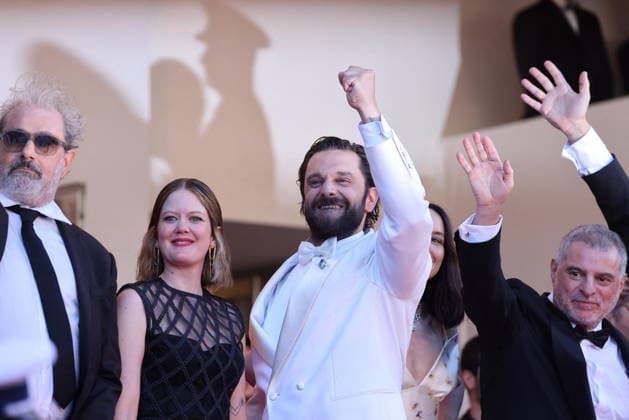 Gustave Kervern, Madeleine Baudot, Pio Marmaï et Pierre Salvadori Montée des marches du film La vénus électrique pour la cérémonie douverture du 79ème Festival International du Film de Cannes, le 12 mai 2026 Jacovides Moreau Bestimage Red carpet for The electric kiss during the 79th Cannes International Film Festival Opening ceremony on May 12, 2026 Cannes France  Copyright: xJACOVIDES-MOREAUx xBESTIMAGExJACOVIDES-MOREAUx xBESTIMAGEx