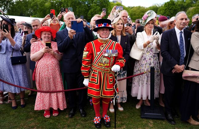 Royal Garden Party hosted by King Charles and Queen Camilla at Buckingham Palace, London, UK, 12 May 2026 Yeomen of the Guard and guests during a Royal Garden Party at Buckingham Palace, London, to celebrate frontline workers from across the United Kingdom and recognise the dedication and contribution of those who serve their communities through volunteering, supporting charitable causes and working for emergency services. Picture date: Tuesday May 12, 2026., Credit:Aaron Chown PA ROTA - B68 Avalon UK, London  Copyright: xAaronxChownx xPAxROTAx-xB68x xAvalonx 1098387540