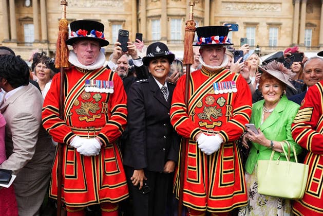 Royal Garden Party hosted by King Charles and Queen Camilla at Buckingham Palace, London, UK, 12 May 2026 Yeomen of the Guard and guests during a Royal Garden Party at Buckingham Palace, London, to celebrate frontline workers from across the United Kingdom and recognise the dedication and contribution of those who serve their communities through volunteering, supporting charitable causes and working for emergency services. Picture date: Tuesday May 12, 2026., Credit:Aaron Chown PA ROTA - B68 Avalon UK, London  Copyright: xAaronxChownx xPAxROTAx-xB68x xAvalonx 1098387552