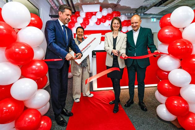 News Bilder des Tages #2 Eröffnung der neuen Räume der Verbraucherzentrale Niedersachsen; (v.l.n.r) Olaf Lies (SPD), Ministerpräsident Niedersachsen; Petra Kristandt, Geschäftsführerin der Verbraucherzentrale Niedersachsen e. V.; Miriam Staudte (Bündnis90 Die Grünen), Niedersächsische Ministerin für Ernährung, Landwirtschaft und Verbraucherschutz; Randolph Fries, Vorstandsvorsitzender der Verbraucherzentrale Niedersachsen e. V. 30159 Hannover Landschaftstraße 3 Niedersachsen, Region Hannover Germany *** Opening of the new premises of the Lower Saxony Consumer Advice Center f l n r Olaf Lies SPD , Minister President of Lower Saxony Petra Kristandt, Managing Director of the Lower Saxony Consumer Advice Center e V Miriam Staudte Bündnis90 Die Grünen , Lower
