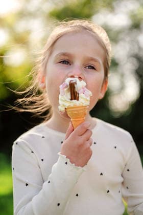 Little girl eating ice cream outdoors, summer time Corby, England, United Kingdom CR_ATMT260510-2013443-01 ,model released, Symbolfoto