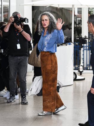 IPA84626189 - Cannes, 79th Cannes Film Festival 2026, giorno 1 - uscite e arrivi vip dagli hotel - Nella foto: Andie MacDowell  Copyright: xSimonexComix xPoolxPhotoxEventsx07x 84626189