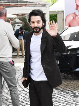 IPA84626522 - Cannes, 79th Cannes Film Festival 2026, giorno 1 - uscite e arrivi vip dagli hotel - Nella foto: Diego Luna  Copyright: xSimonexComix xPoolxPhotoxEventsx07x 84626522