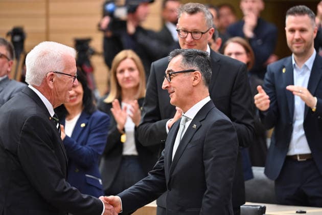 Cem OEZDEMIR nach Wahl zum Minisiterpraesidenten -hier mit Gratulant Winfried KRETSCHMANN. Ministerpraesidenten Wahl in Baden Wuerttemberg am 13.05.2026 im Landtag in Stuttgart *** Cem OEZDEMIR after his election as Minister President here with congratulator Winfried KRETSCHMANN Minister President election in Baden Wuerttemberg on 13 05 2026 in the state parliament in Stuttgart