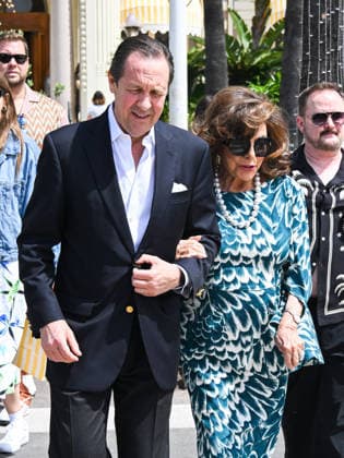 IPA84627572 - Cannes, 79th Cannes Film Festival 2026, giorno 1 - passeggi Vip sulla Croisette - Nella foto: Dame Joan Collins, Percy Gibson  Copyright: xManuelexMangiarottix xPoolxPhotoxEventsx07x 84627572
