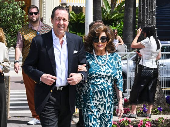 IPA84627561 - Cannes, 79th Cannes Film Festival 2026, giorno 1 - passeggi Vip sulla Croisette - Nella foto: Dame Joan Collins, Percy Gibson  Copyright: xManuelexMangiarottix xPoolxPhotoxEventsx07x 84627561