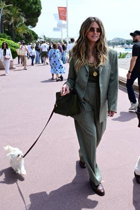 Model and TV presenter Heidi Klum walks her dog along the Croisette during the 79th Cannes Film Festival Romain Doucelin Bestimage  Copyright: xRomainxDoucelinx xBestimagexRomainxDoucelinx xBestimagex