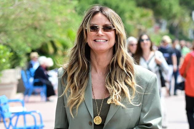 Model and TV presenter Heidi Klum walks her dog along the Croisette during the 79th Cannes Film Festival Romain Doucelin Bestimage  Copyright: xRomainxDoucelinx xBestimagexRomainxDoucelinx xBestimagex