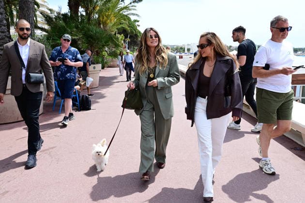 Model and TV presenter Heidi Klum walks her dog along the Croisette during the 79th Cannes Film Festival Romain Doucelin Bestimage  Copyright: xRomainxDoucelinx xBestimagexRomainxDoucelinx xBestimagex