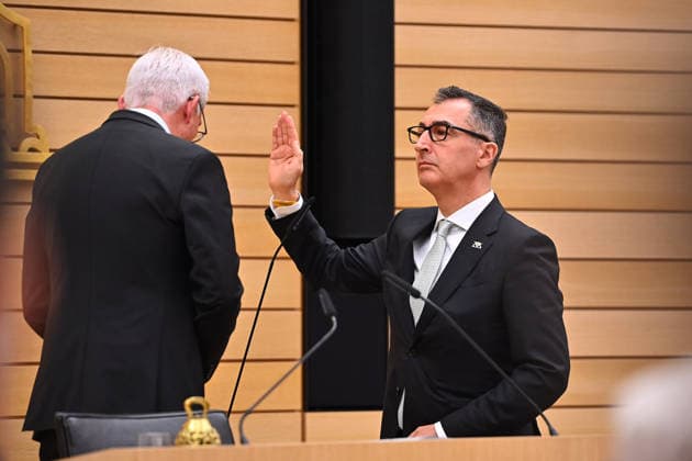Vereidigung Cem OEZDEMIR (Ministerpraesident Baden Wuerttemberg),li:Landtagspraesident Thomas STROBL,schwoert den Eid. Ministerpraesidenten Wahl in Baden Wuerttemberg am 13.05.2026 im Landtag in Stuttgart *** Swearing-in ceremony Cem OEZDEMIR State Premier of Baden Wuerttemberg, left State Parliament President Thomas STROBL, swears the oath of office as State Premier of Baden Wuerttemberg on 13 May 2026 in the State Parliament in Stuttgart
