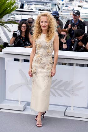79th Cannes Film Festival Photocall of the movie -Teenage sex and death at camp Miasma Palais des Festivals - Cannes, France Gillian Anderson 79th Cannes Film Festival Photocall of the movie -Teenage sex and death at camp Miasma Palais des Festivals - Cannes, France 13th May 2026 SGPItalia id 134688_011 *Not Exclusive  Copyright: xALFONSOxCATALANO SGPITALIAx