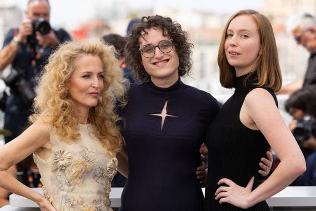 Gillian Anderson, Jane Schoenbrun and Hannah Einbinder at the Teenage Sex and Death at Camp Miasma photocall at the 79th annual Cannes Film Festival at Palais des Festivals on May 13, 2026 in Cannes, France Jacovides Moreau Bestimage Teenage Sex and Death at Camp Miasma photocall at the 79th annual Cannes Film Festival at Palais des Festivals on May 13, 2026 in Cannes, France Cannes France  Copyright: xJACOVIDES-MOREAUx xBESTIMAGExJACOVIDES-MOREAUx xBESTIMAGEx
