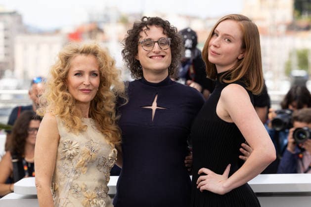 Gillian Anderson, Jane Schoenbrun and Hannah Einbinder at the Teenage Sex and Death at Camp Miasma photocall at the 79th annual Cannes Film Festival at Palais des Festivals on May 13, 2026 in Cannes, France Jacovides Moreau Bestimage Teenage Sex and Death at Camp Miasma photocall at the 79th annual Cannes Film Festival at Palais des Festivals on May 13, 2026 in Cannes, France Cannes France  Copyright: xJACOVIDES-MOREAUx xBESTIMAGExJACOVIDES-MOREAUx xBESTIMAGEx