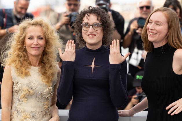 Gillian Anderson, Jane Schoenbrun and Hannah Einbinder at the Teenage Sex and Death at Camp Miasma photocall at the 79th annual Cannes Film Festival at Palais des Festivals on May 13, 2026 in Cannes, France Jacovides Moreau Bestimage Teenage Sex and Death at Camp Miasma photocall at the 79th annual Cannes Film Festival at Palais des Festivals on May 13, 2026 in Cannes, France Cannes France  Copyright: xJACOVIDES-MOREAUx xBESTIMAGExJACOVIDES-MOREAUx xBESTIMAGEx