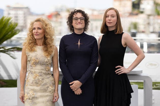 Gillian Anderson, Jane Schoenbrun and Hannah Einbinder at the Teenage Sex and Death at Camp Miasma photocall at the 79th annual Cannes Film Festival at Palais des Festivals on May 13, 2026 in Cannes, France Jacovides Moreau Bestimage Teenage Sex and Death at Camp Miasma photocall at the 79th annual Cannes Film Festival at Palais des Festivals on May 13, 2026 in Cannes, France Cannes France  Copyright: xJACOVIDES-MOREAUx xBESTIMAGExJACOVIDES-MOREAUx xBESTIMAGEx
