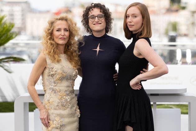 Gillian Anderson, Jane Schoenbrun and Hannah Einbinder at the Teenage Sex and Death at Camp Miasma photocall at the 79th annual Cannes Film Festival at Palais des Festivals on May 13, 2026 in Cannes, France Jacovides Moreau Bestimage Teenage Sex and Death at Camp Miasma photocall at the 79th annual Cannes Film Festival at Palais des Festivals on May 13, 2026 in Cannes, France Cannes France  Copyright: xJACOVIDES-MOREAUx xBESTIMAGExJACOVIDES-MOREAUx xBESTIMAGEx
