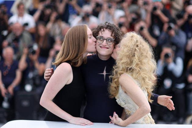 Gillian Anderson, Jane Schoenbrun and Hannah Einbinder at the Teenage Sex and Death at Camp Miasma photocall at the 79th annual Cannes Film Festival at Palais des Festivals on May 13, 2026 in Cannes, France Jacovides Moreau Bestimage Teenage Sex and Death at Camp Miasma photocall at the 79th annual Cannes Film Festival at Palais des Festivals on May 13, 2026 in Cannes, France Cannes France  Copyright: xJACOVIDES-MOREAUx xBESTIMAGExJACOVIDES-MOREAUx xBESTIMAGEx
