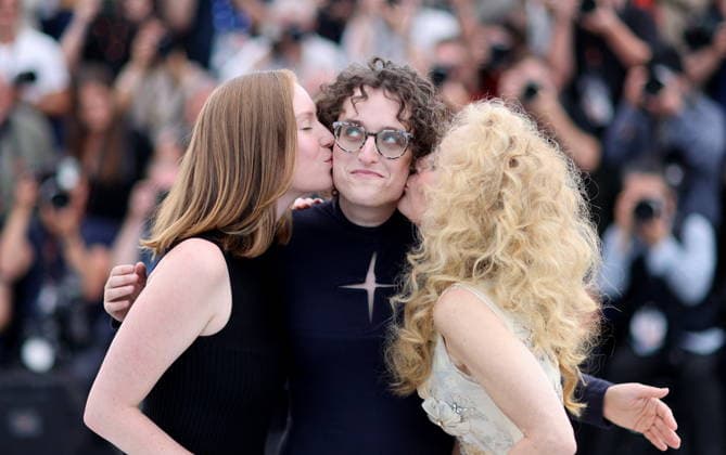 Gillian Anderson, Jane Schoenbrun and Hannah Einbinder at the Teenage Sex and Death at Camp Miasma photocall at the 79th annual Cannes Film Festival at Palais des Festivals on May 13, 2026 in Cannes, France Jacovides Moreau Bestimage Teenage Sex and Death at Camp Miasma photocall at the 79th annual Cannes Film Festival at Palais des Festivals on May 13, 2026 in Cannes, France Cannes France  Copyright: xJACOVIDES-MOREAUx xBESTIMAGExJACOVIDES-MOREAUx xBESTIMAGEx