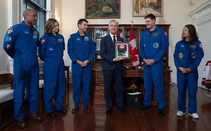 May 13, 2026, Ottawa, On, Canada: Prime Minister Mark Carney holds a plaque he was presented with by Jeremy Hansen and Artemis II mission pilot Victor Glover, astronaut Jenni Gibbons, Commander Reid Wiseman and mission specialist Christina Koch during an event in his office in Ottawa on Wednesday, May 13, 2026. Ottawa Canada  - ZUMAc35_ 20260513_zaf_c35_005 Copyright: xAdrianxWyldx