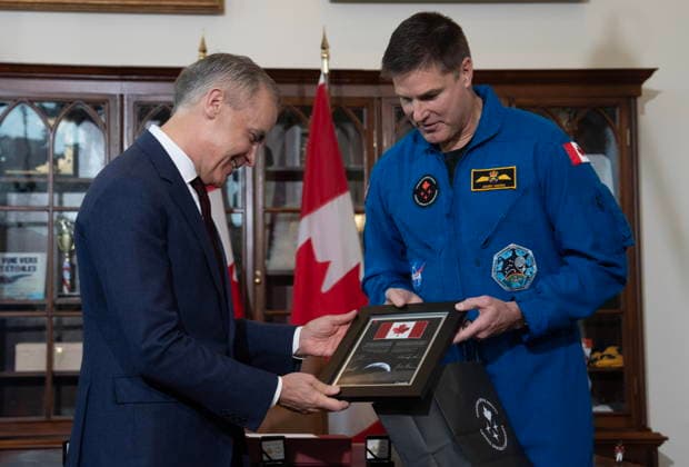 May 13, 2026, Ottawa, On, Canada: Artemis II mission astronaut Jeremy Hansen presents ..Prime Minister Mark Carney with a plaque during an event in Ottawa on Wednesday, May 13, 2026. Ottawa Canada  - ZUMAc35_ 20260513_zaf_c35_007 Copyright: xAdrianxWyldx