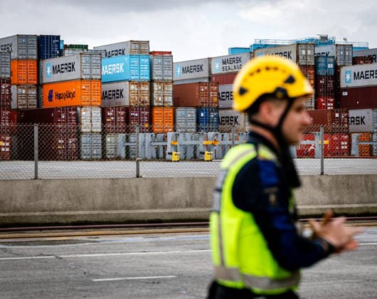 King visit the port of Rotterdam. Rotterdam, the Netherlands. 13 May 2026 A customs employee during a visit by King Willem-Alexander and David van Weel, Minister of Justice and Security, at the port of Rotterdam. The visit is all about subversion and resilience against drug crime and military threats. Rotterdam The Netherlands  Copyright: xDPPA POOL RDWx