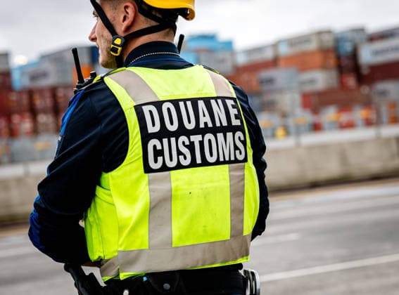 King visit the port of Rotterdam. Rotterdam, the Netherlands. 13 May 2026 A customs employee during a visit by King Willem-Alexander and David van Weel, Minister of Justice and Security, at the port of Rotterdam. The visit is all about subversion and resilience against drug crime and military threats. Rotterdam The Netherlands  Copyright: xDPPA POOL RDWx